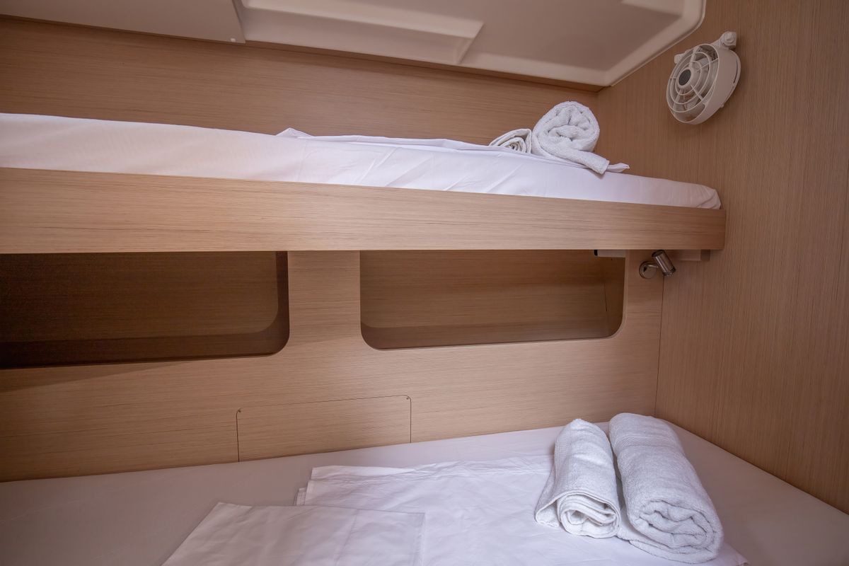 Cabin on Elpida, a Beneteau Oceanis 51.1 sailboat at Rosignano Solvay, Italy
