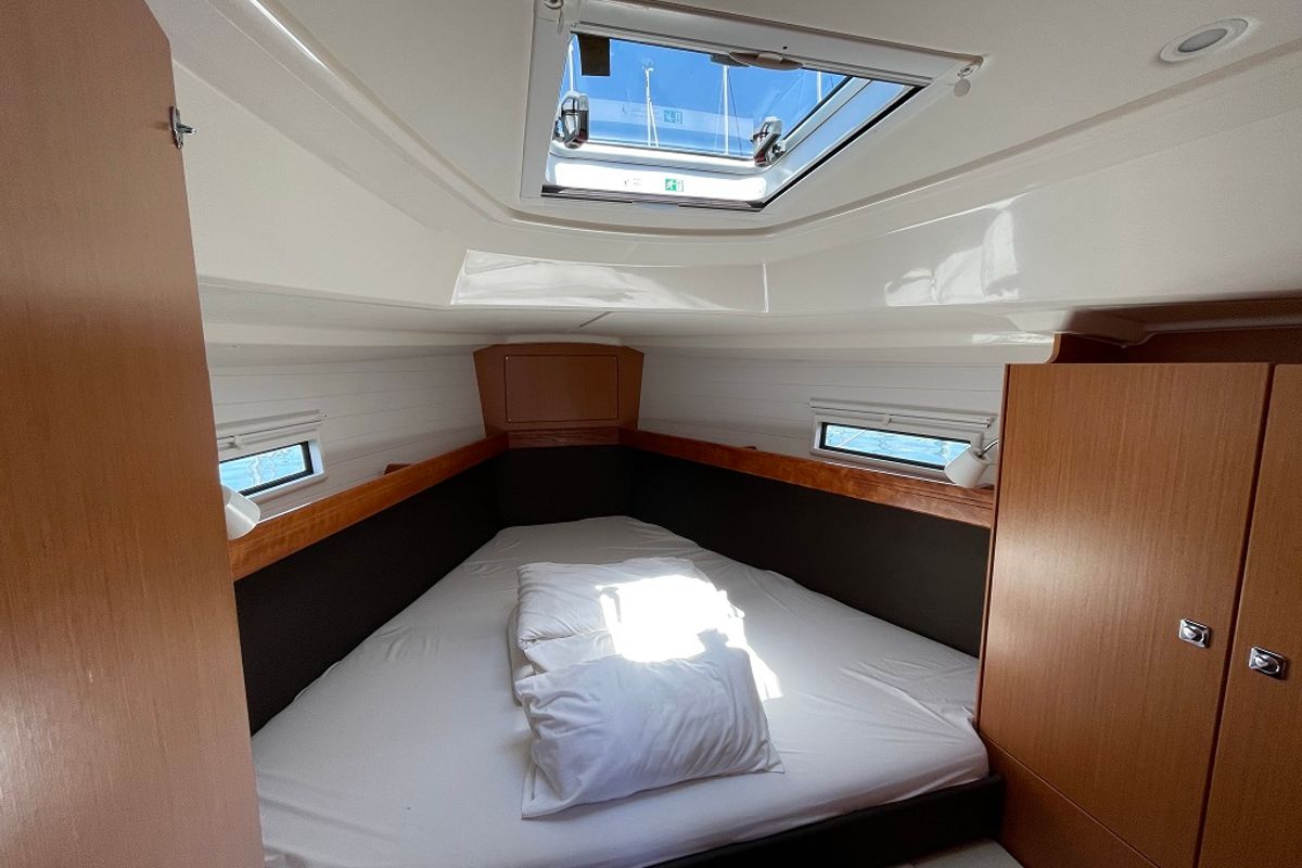 Cabin on Andrea, a Bavaria Cruiser 37 sailboat at Općina Sukošan, Croatia