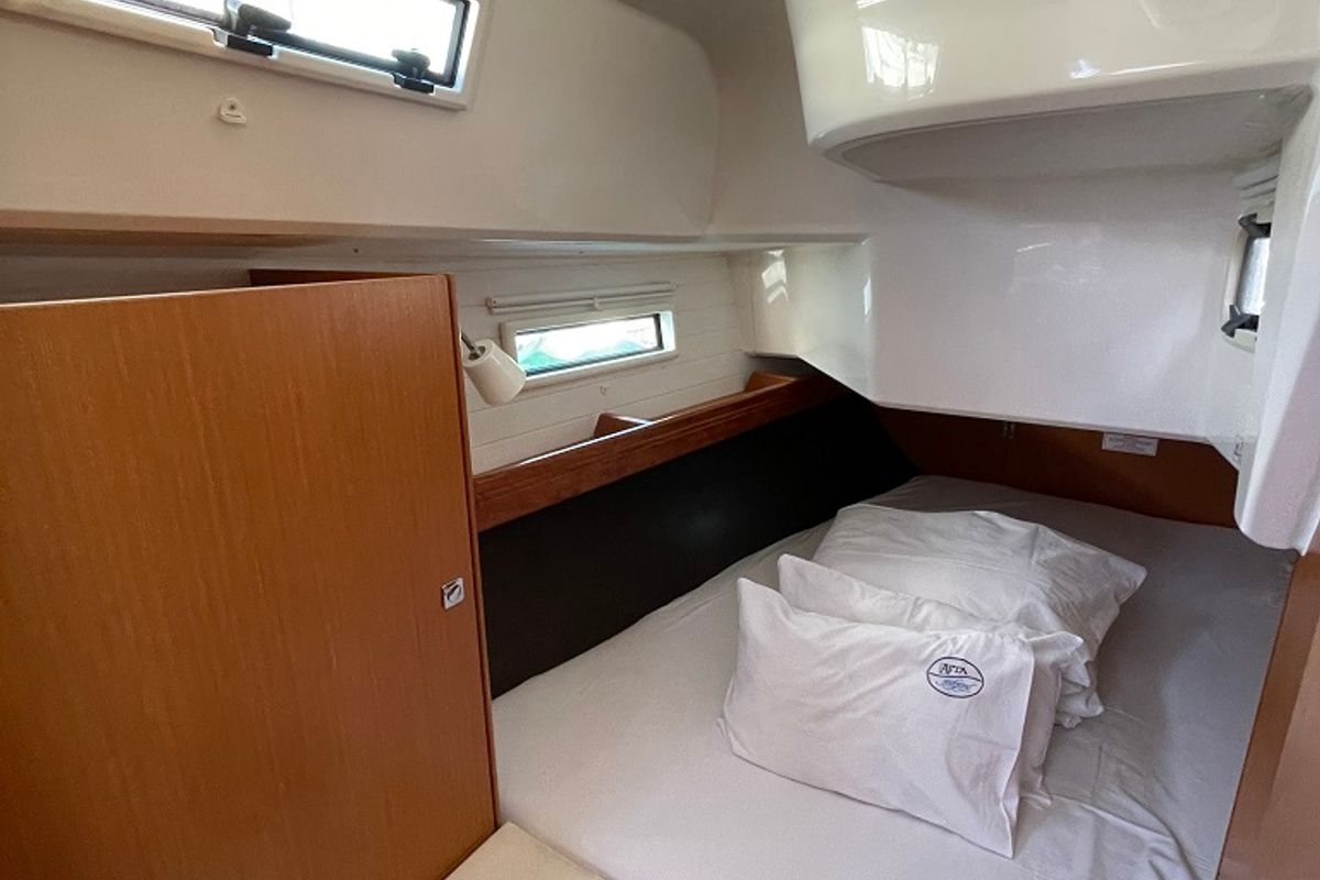 Cabin on Andrea, a Bavaria Cruiser 37 sailboat at Općina Sukošan, Croatia