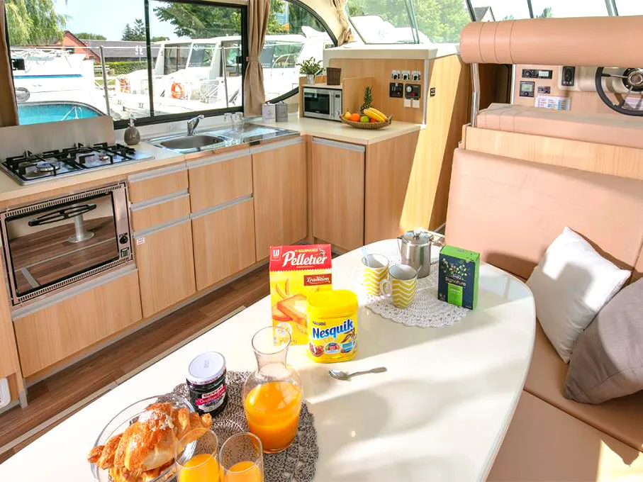 Cruiser Premium+ XL 6/8 Pers., a Nicols Nicols Sixto Fly C motorboat at Saint-Nazaire-d'Aude, France