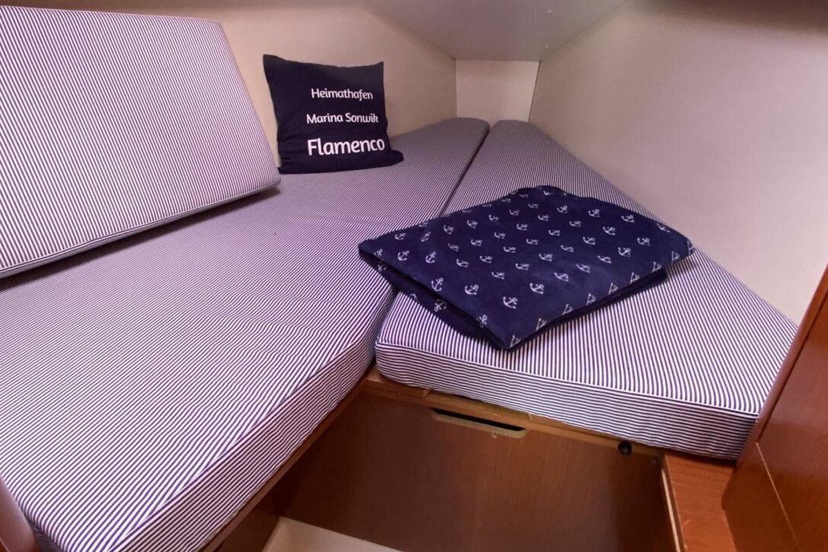 Cabin on Flamenco, a Beneteau Oceanis 31 sailboat at Flensburg, Germany