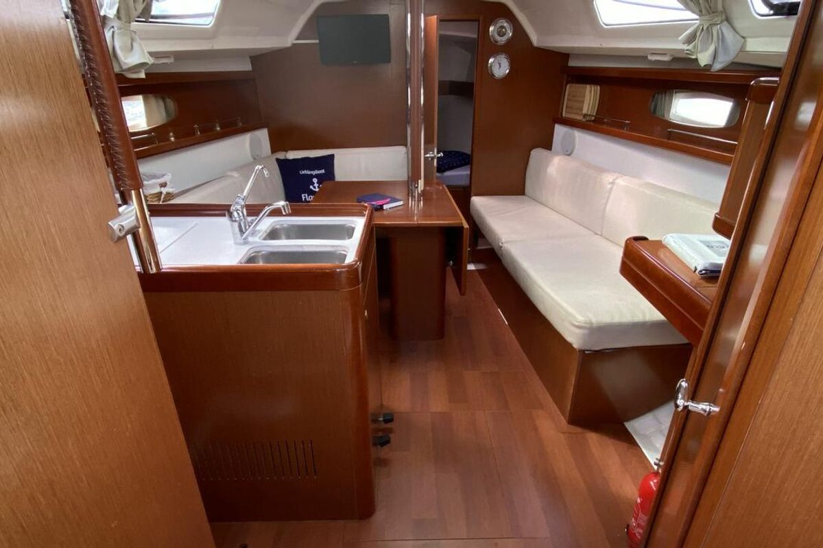 Salon of Flamenco, a Beneteau Oceanis 31 sailboat at Flensburg, Germany