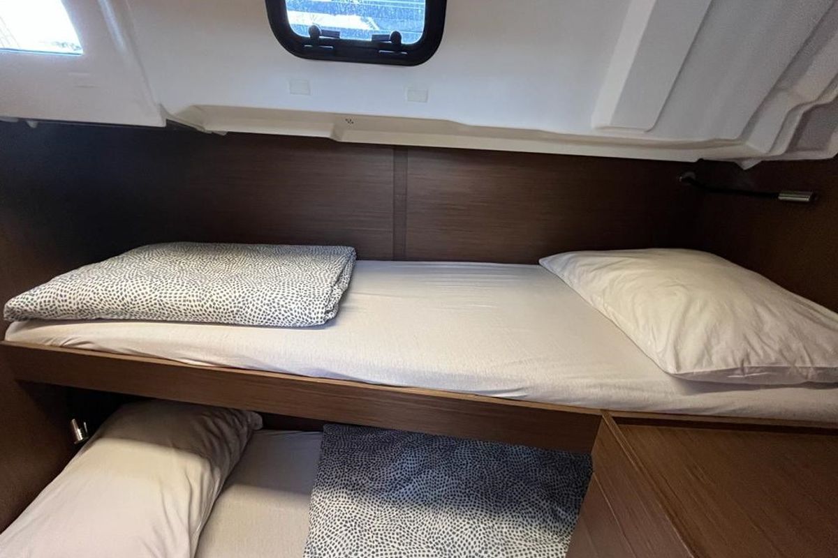 Cabin on Ariel, a Beneteau Oceanis 46.1 sailboat at Općina Medulin, Croatia
