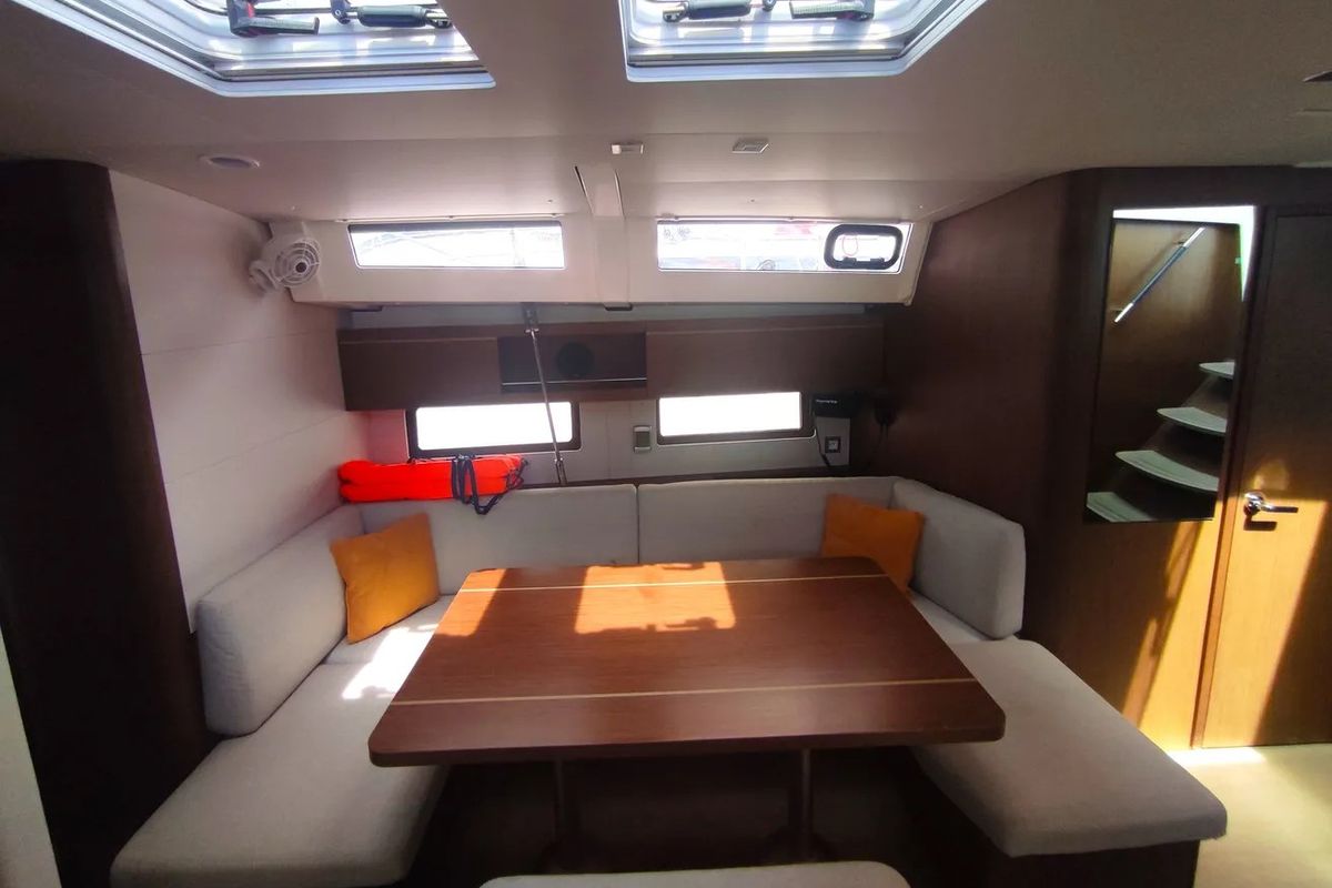 Salon of Ariel, a Beneteau Oceanis 46.1 sailboat at Općina Medulin, Croatia