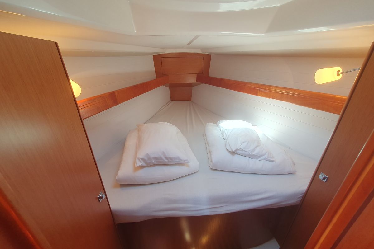 Cabin on Tintilinić, a Bavaria Cruiser 34 sailboat at Općina Pakoštane, Croatia