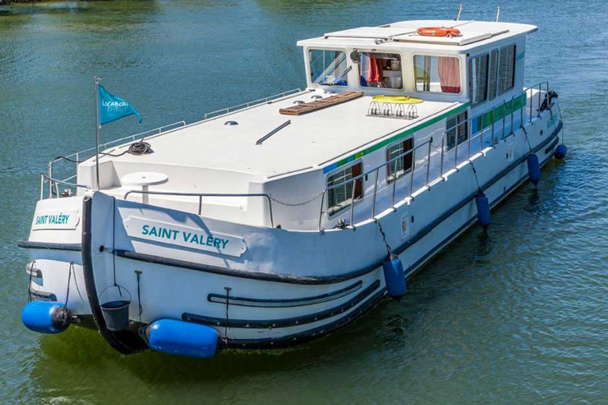 Exterior view of 1500R-13, a Pénichette 1500R motorboat at Argens-Minervois, France