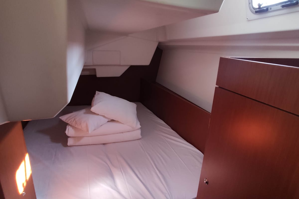 Cabin on Citrea, a Beneteau Oceanis 38.1 sailboat at Općina Medulin, Croatia