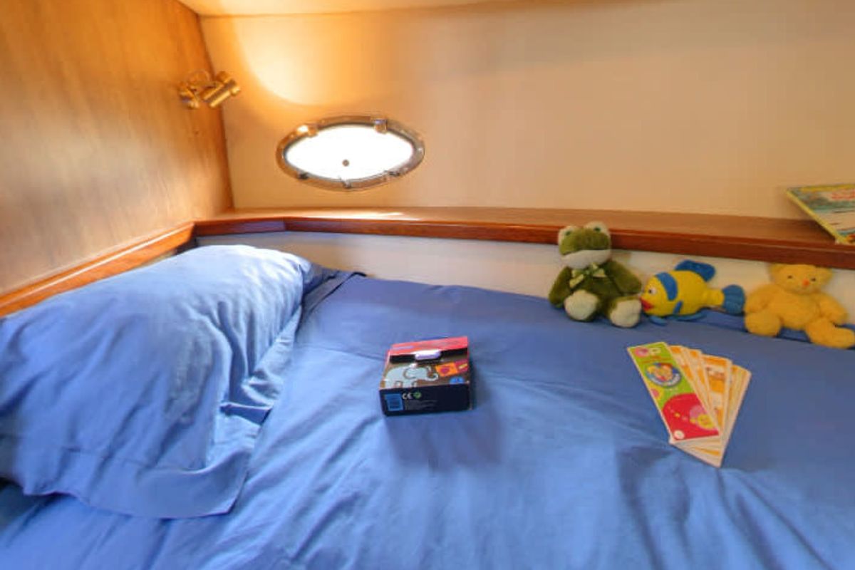 Cabin on Countess - Budget 8, a Cygnet Countess motorboat at Frankfort, United States