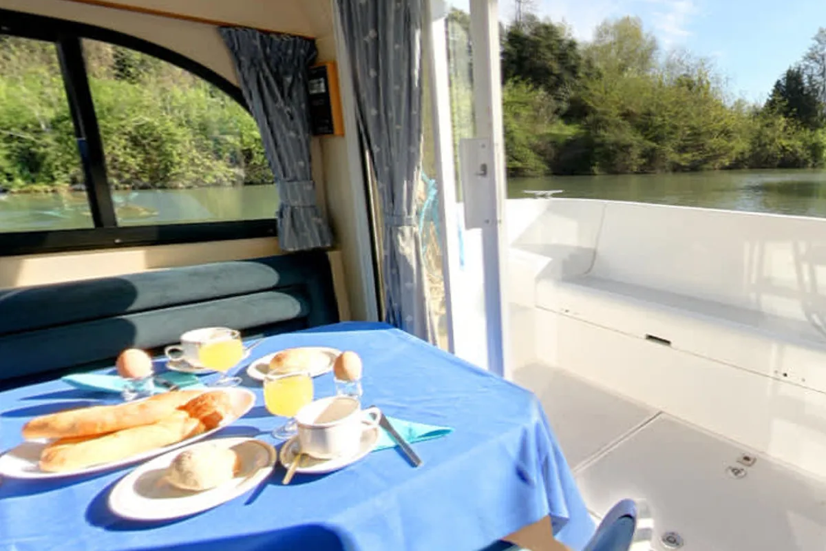 Salon of Caprice - Comfort 10, a Cygnet Caprice motorboat at Migennes, France