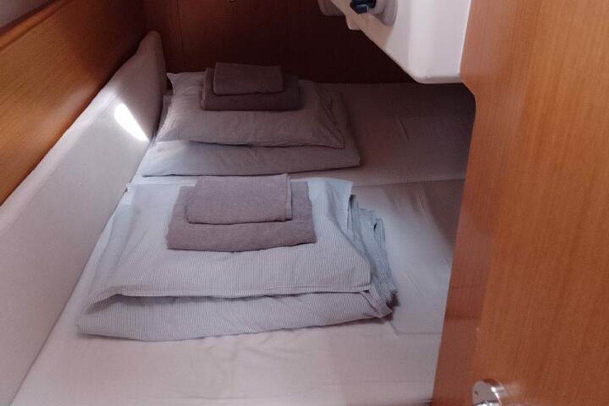 Cabin on Min Elli, a Jeanneau Sun Odyssey 33i sailboat at Skradin, Croatia