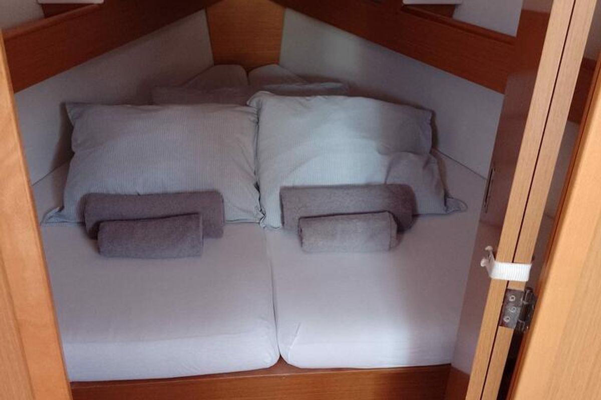 Cabin on Min Elli, a Jeanneau Sun Odyssey 33i sailboat at Skradin, Croatia