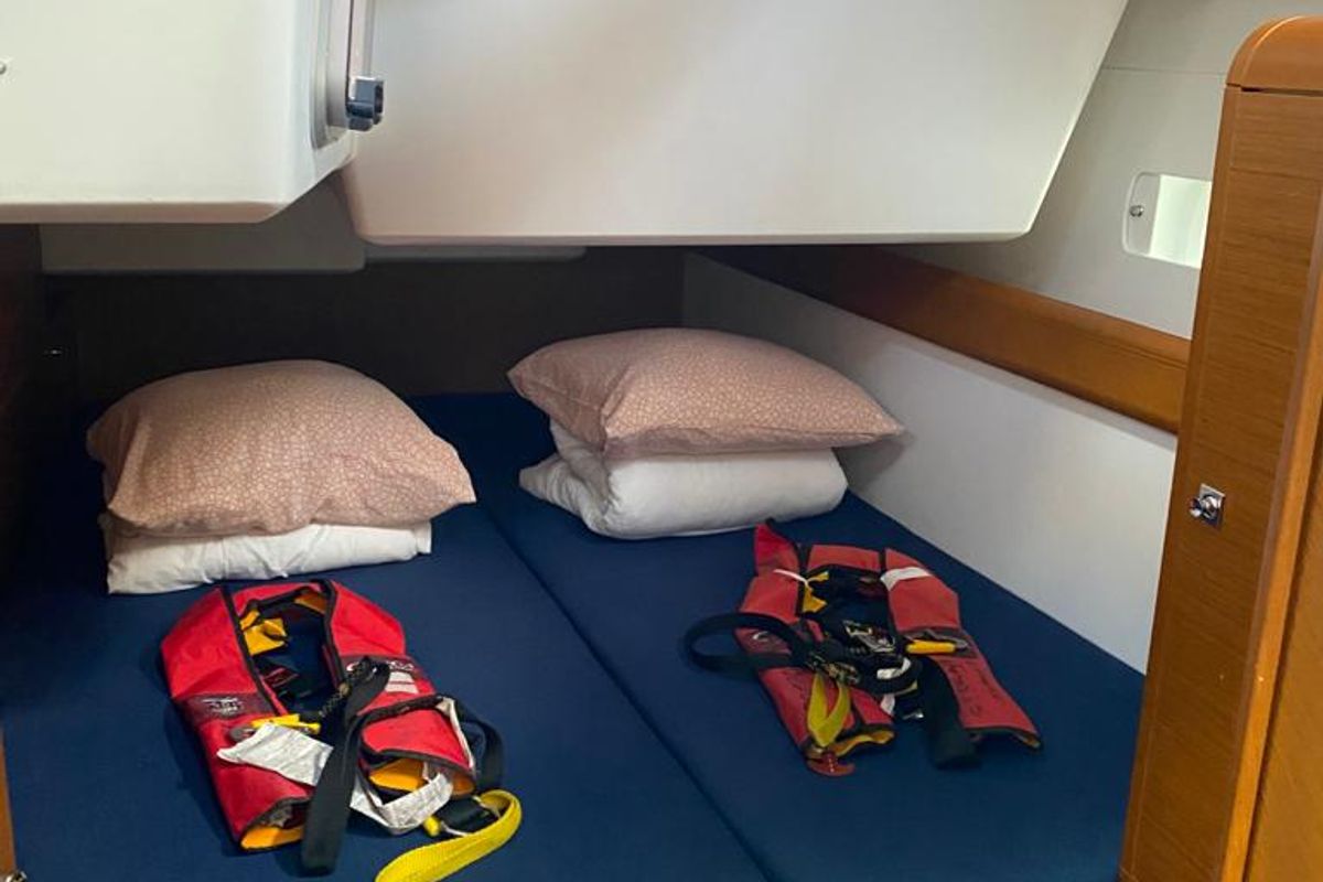 Cabin on Alboran Pacharan (Cabo Verde), a Jeanneau Sun Odyssey 519 sailboat at Murdeira, Cape Verde