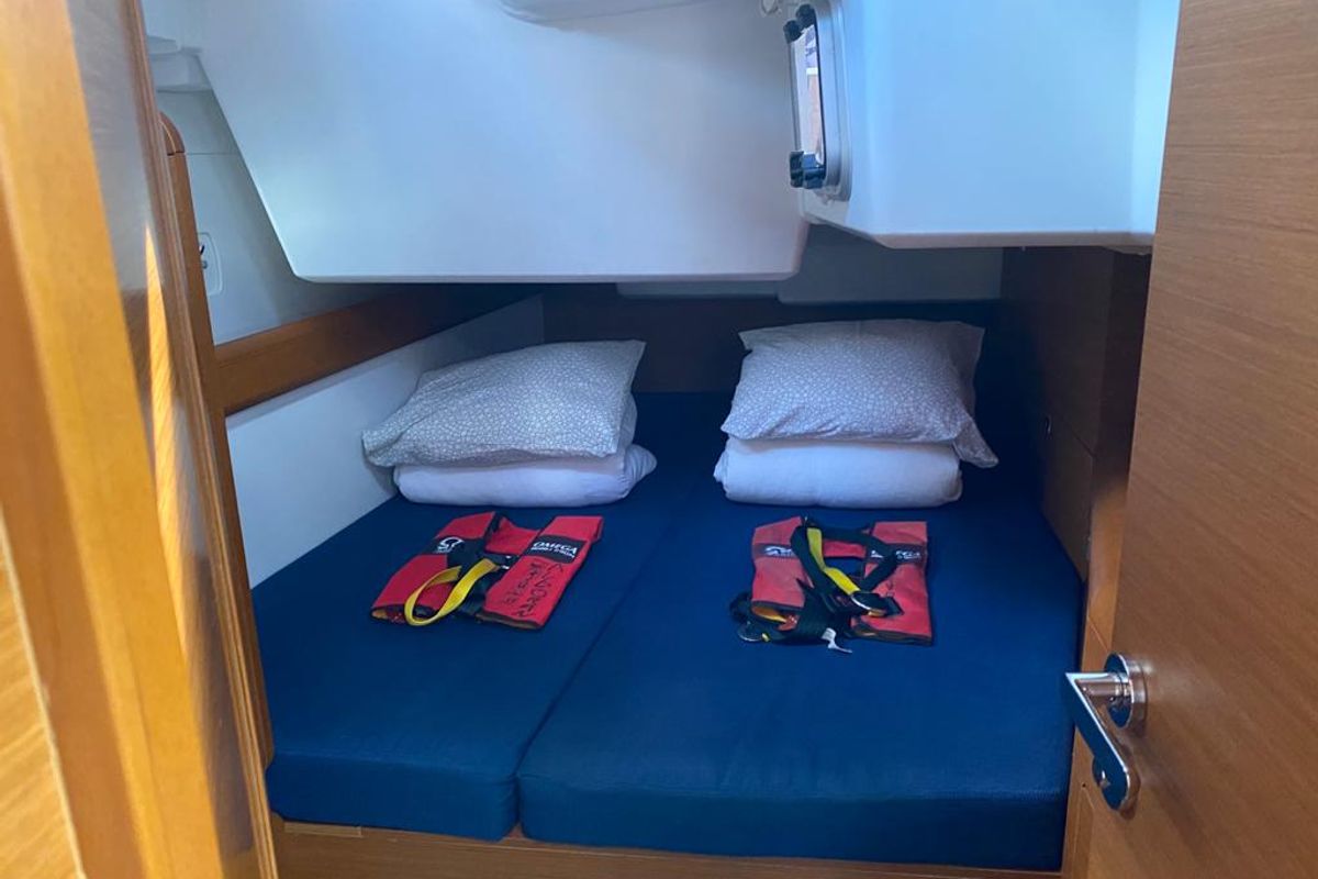 Cabin on Alboran Pacharan (Cabo Verde), a Jeanneau Sun Odyssey 519 sailboat at Murdeira, Cape Verde