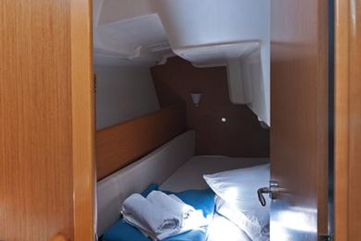 Cabin on Buena Suerte, a Jeanneau Sun Odyssey 33i sailboat at Split, Croatia