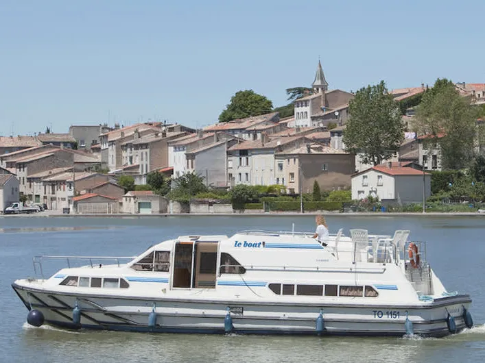 Exterior view of Royal Classique - Comfort 13, a Cygnet Royal Classique motorboat at Hessel, United States