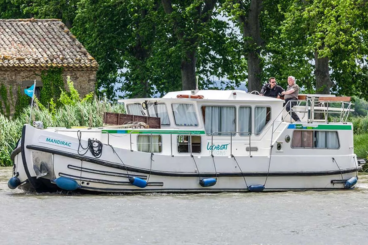 Exterior view of 1165-9, a Pénichette 1165 motorboat at Joigny, France
