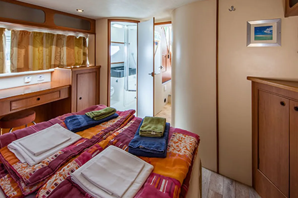 Cabin on E400-25, a Pénichette Europa E.400 motorboat at Lattes, France