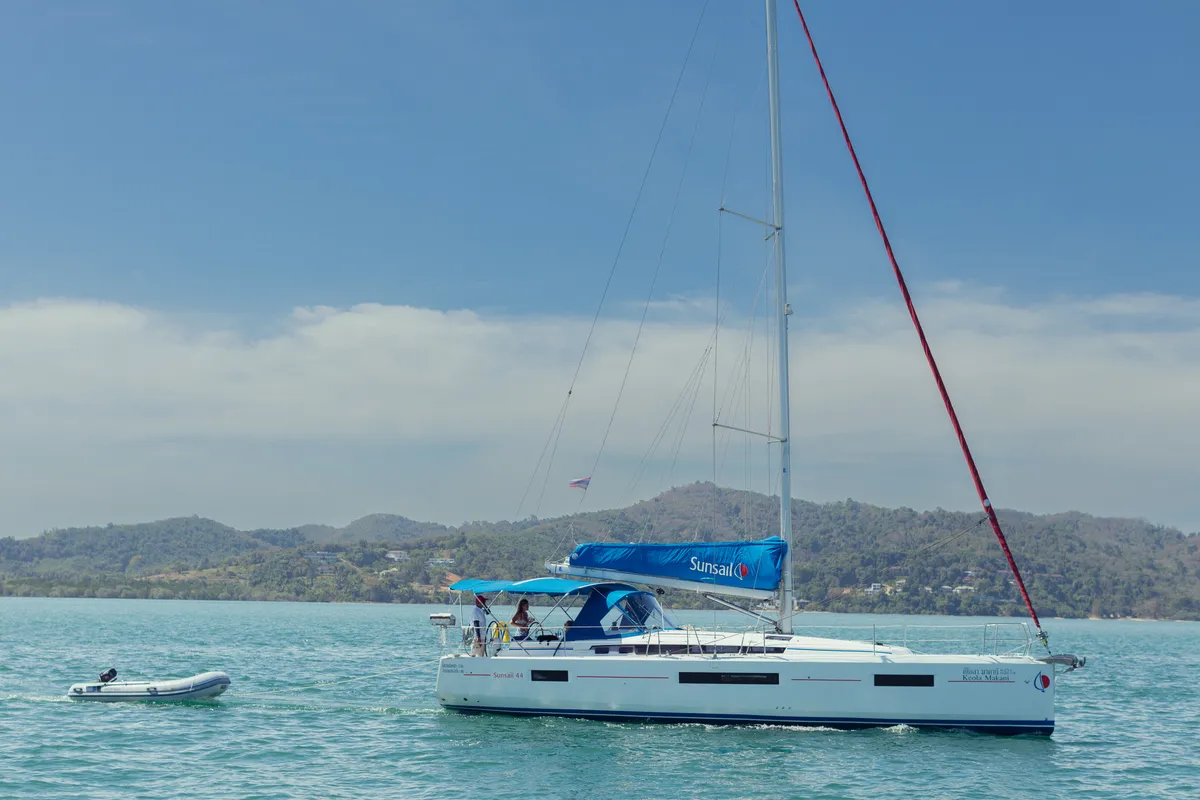 Exterior view of Sunsail 44 SO Classic, a Jeanneau Sun Odyssey 440 sailboat at Marigot, France