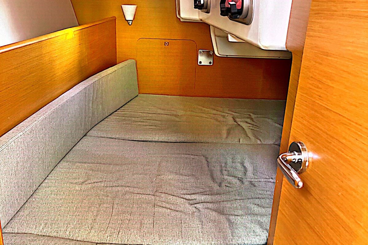 Cabin on Nena, a Jeanneau Sun Odyssey 33i sailboat at Općina Sukošan, Croatia