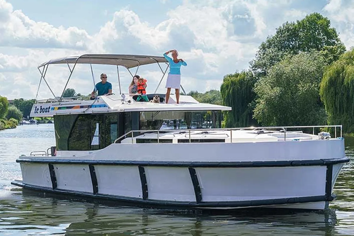 Exterior view of Horizon 4, a Cygnet Horizon 4 motorboat at Portiragnes, France