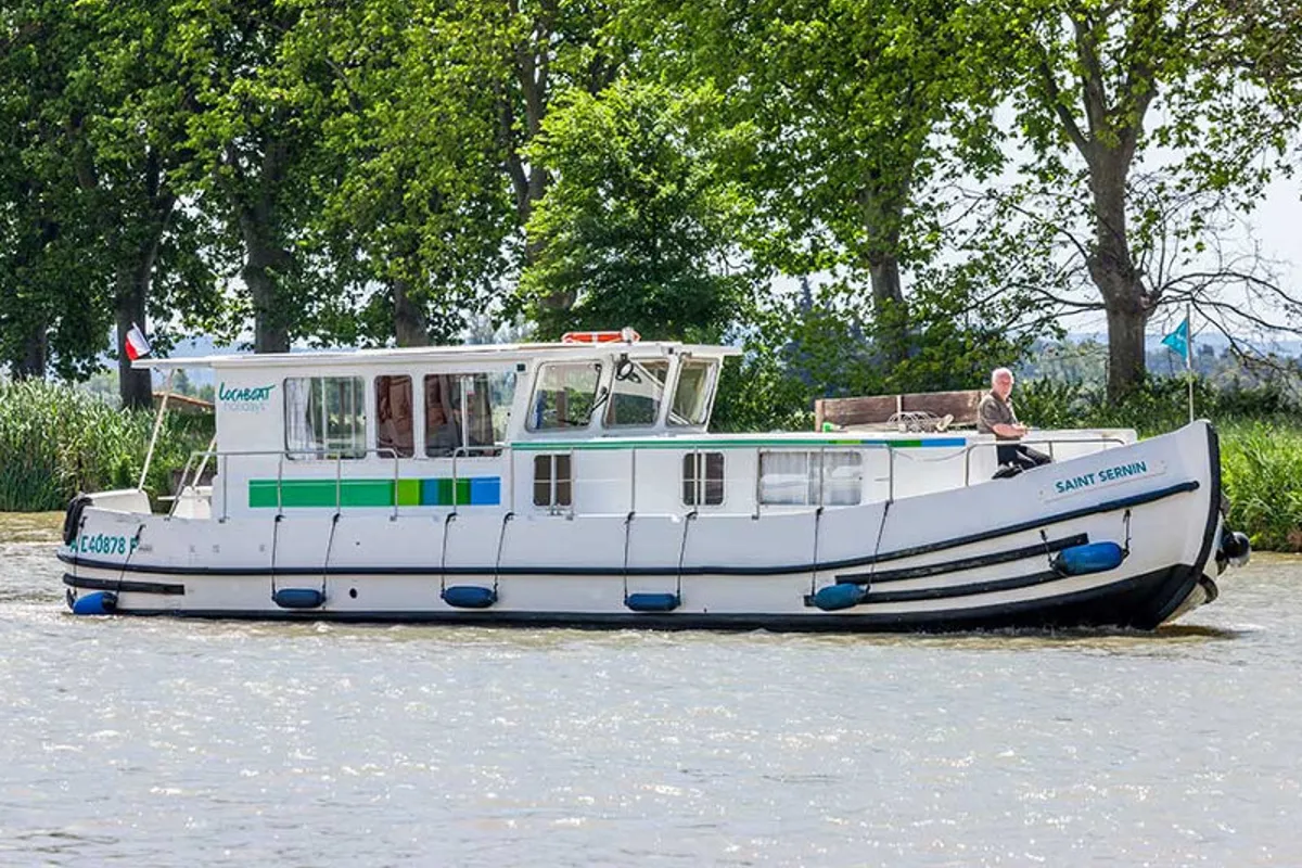 Exterior view of 1260R-20, a Pénichette 1260 motorboat at Saint-Martin-sur-Oust, France
