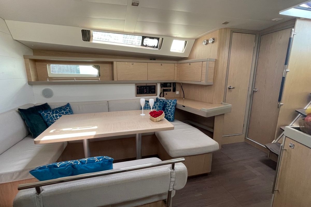 Salon of Vela, a Beneteau Oceanis 40.1 sailboat at Rosignano Solvay, Italy