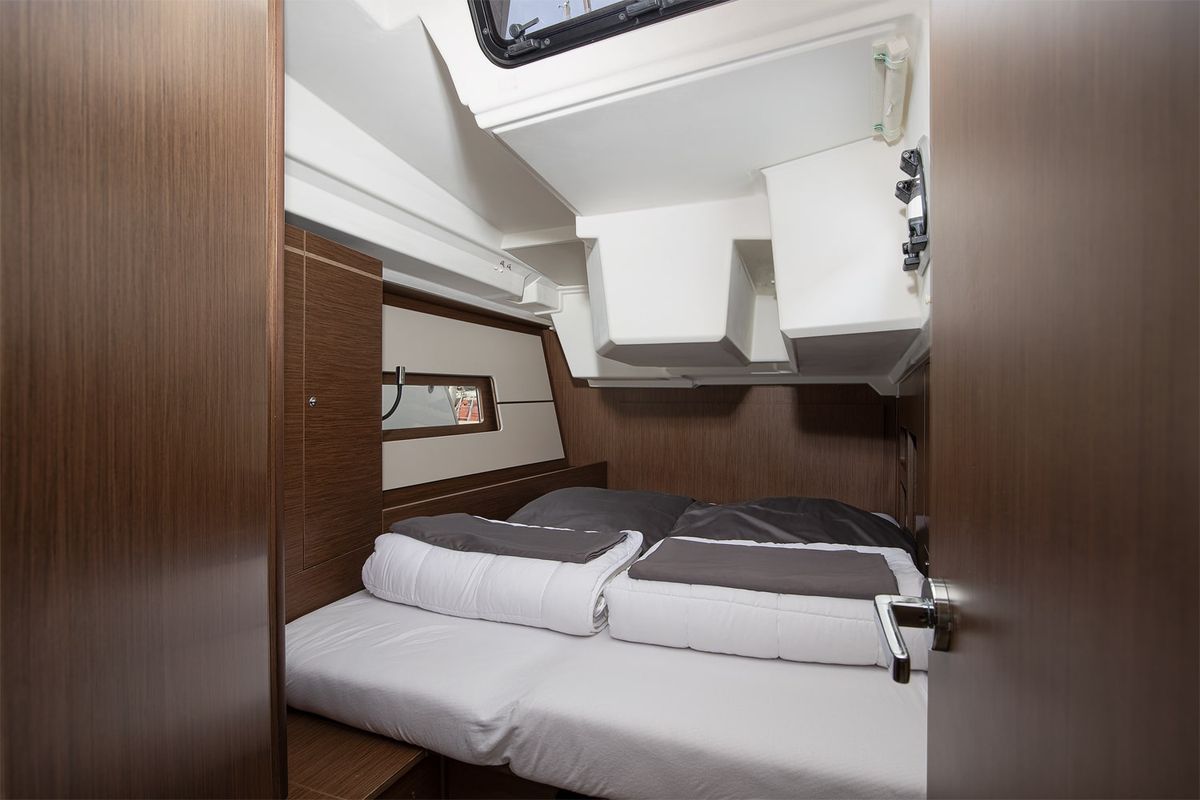 Cabin on Amore di Mare, a Beneteau Oceanis 46.1 sailboat at Općina Medulin, Croatia