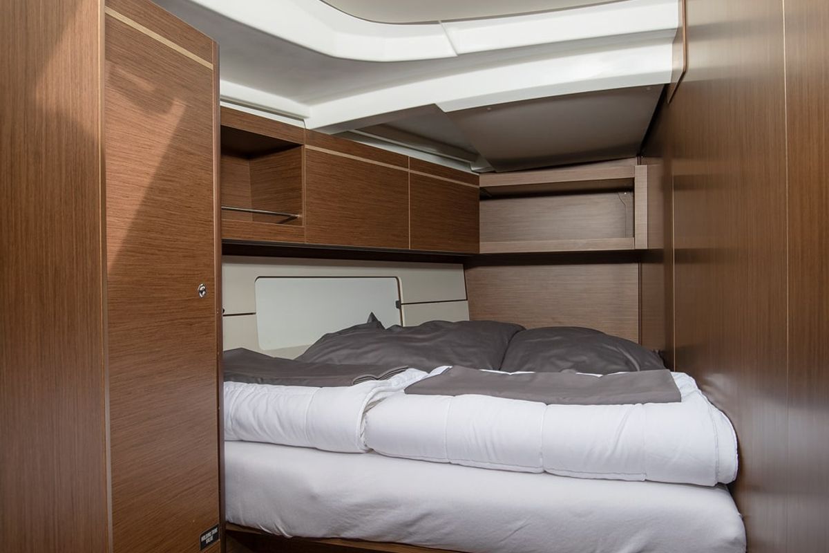 Cabin on Amore di Mare, a Beneteau Oceanis 46.1 sailboat at Općina Medulin, Croatia