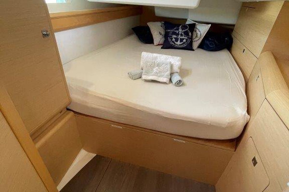 Cabin on Oxygen, a Jeanneau Sun Odyssey 519 sailboat at Road Town, British Virgin Islands