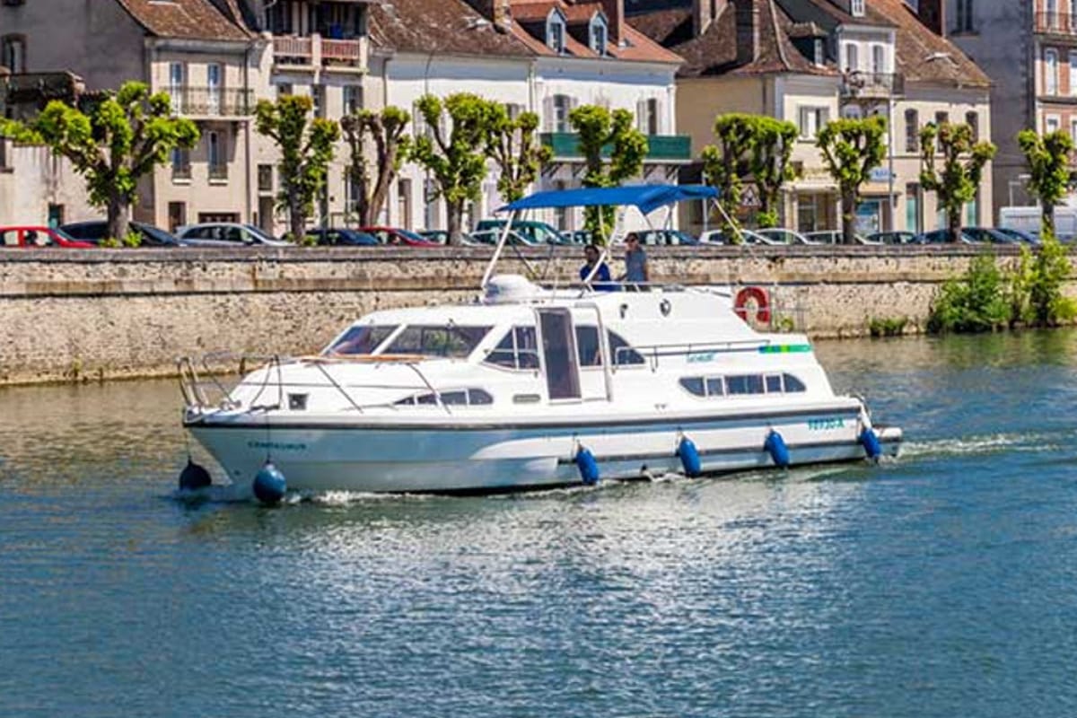 Exterior view of E400-3, a Pénichette Europa E.400 motorboat at Fürstenberg/Havel, Germany