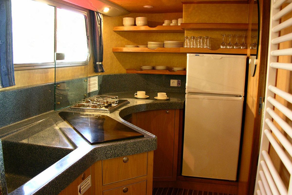 Galley of 1180-14, a Pénichette 1180 motorboat at Scey-sur-Saône-et-Saint-Albin, France