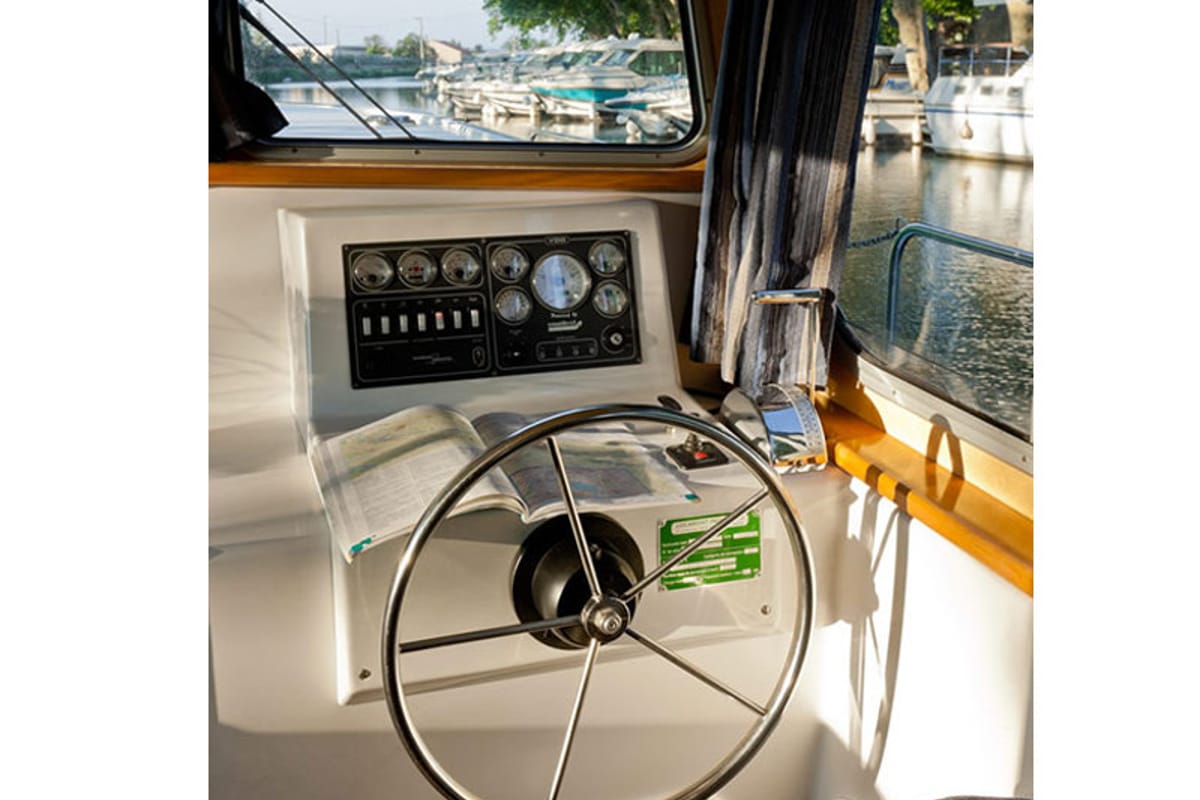 Cockpit of 1180-14, a Pénichette 1180 motorboat at Scey-sur-Saône-et-Saint-Albin, France