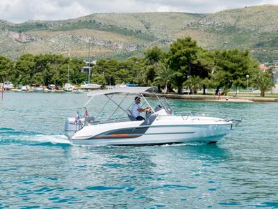 Exterior view of Beneteau Flyer 6 Space Deck, a Beneteau Flyer 6 motorboat at Grad Trogir, Croatia