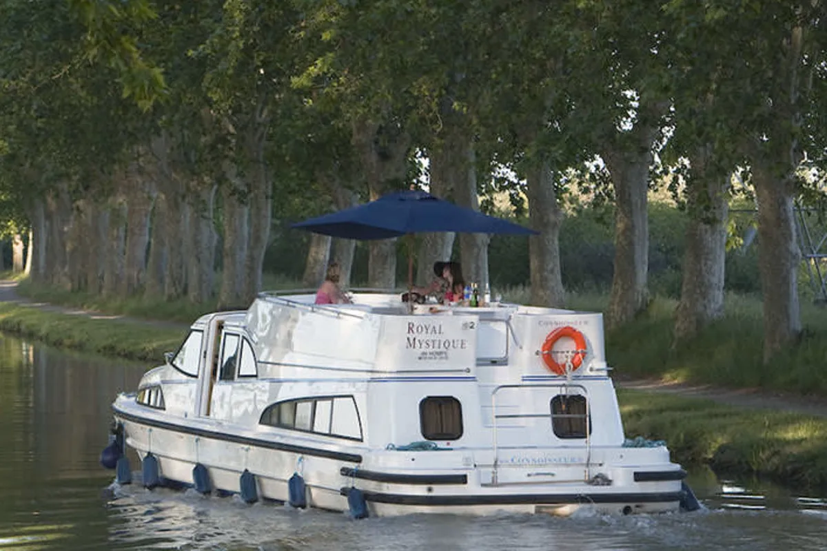 Exterior view of Royal Mystique A, a Cygnet Royal Mystique motorboat at Decize, France