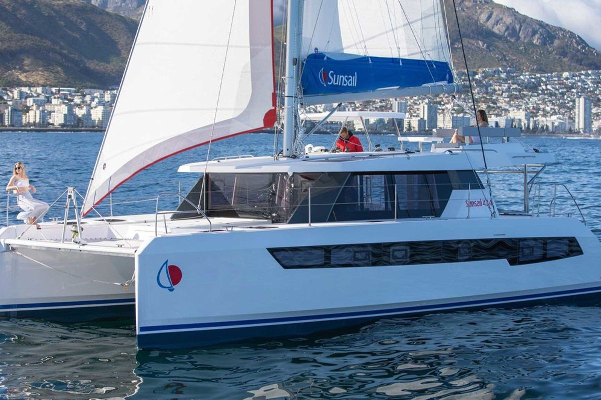 Exterior view of Sunsail 424/4/4 Classic, a Gulet Sunsail 424 catamaran at Uturoa, France