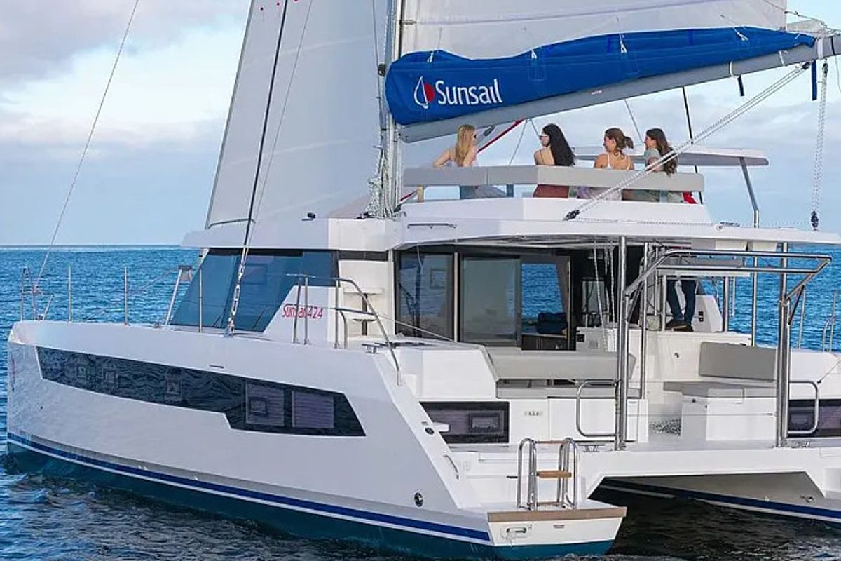 Exterior view of Sunsail 424/4/4 Classic, a Gulet Sunsail 424 catamaran at Uturoa, France