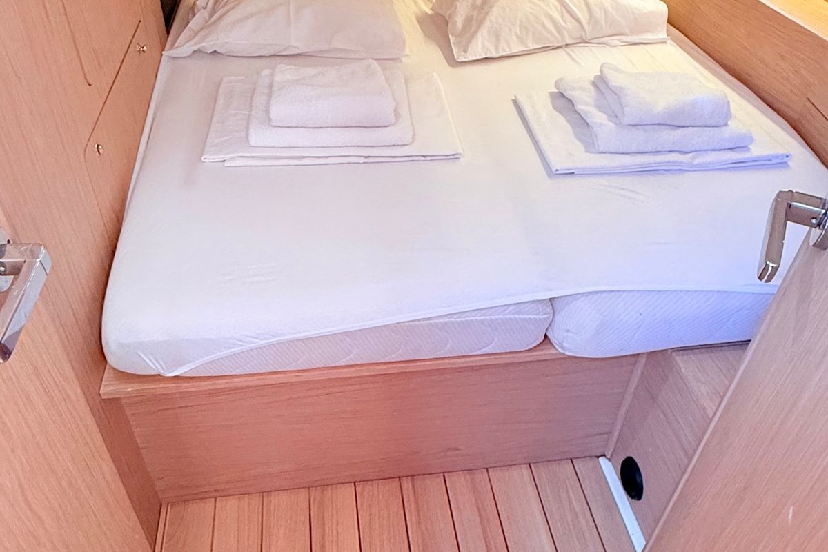 Cabin on Sara, a Beneteau Oceanis 46.1 sailboat at Općina Sukošan, Croatia