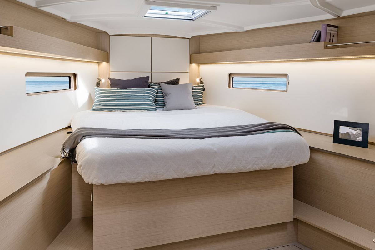 Cabin on Dinamica, a Beneteau Oceanis 40.1 sailboat at San Vincenzo, Italy