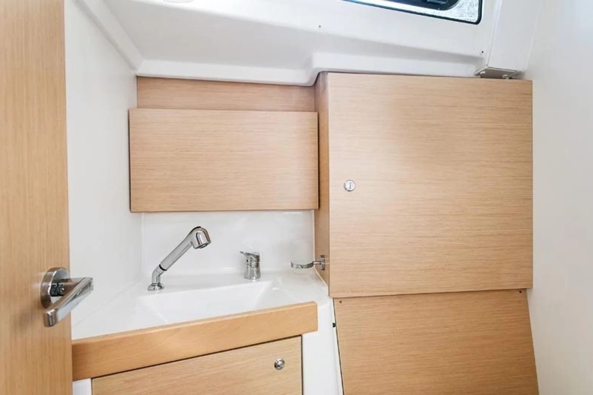 Head on Epicteto, a Beneteau Oceanis 38 sailboat at Roses, Spain