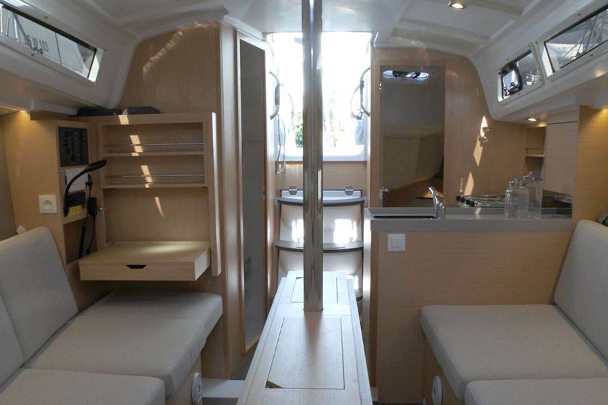 Salon of TEMPUS II BCN OC30.1, a Beneteau Oceanis 30.1 sailboat at Barcelona, Spain