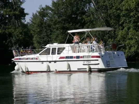 2516, a Tarpon Tarpon 42 motorboat at Savoyeux, France