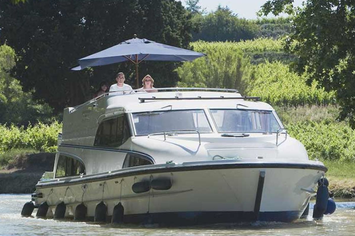 Exterior view of Mystique, a Cygnet Mystique motorboat at Castelnaudary, France