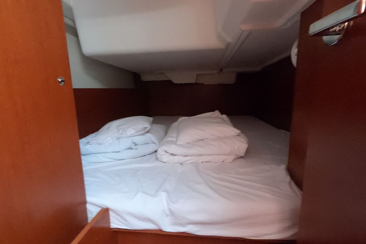 Cabin on Abeona, a Beneteau Oceanis 35.1 sailboat at Općina Medulin, Croatia