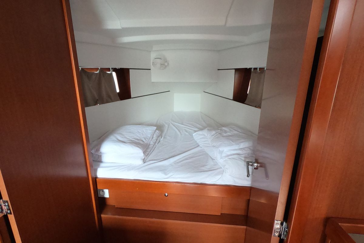 Cabin on Abeona, a Beneteau Oceanis 35.1 sailboat at Općina Medulin, Croatia