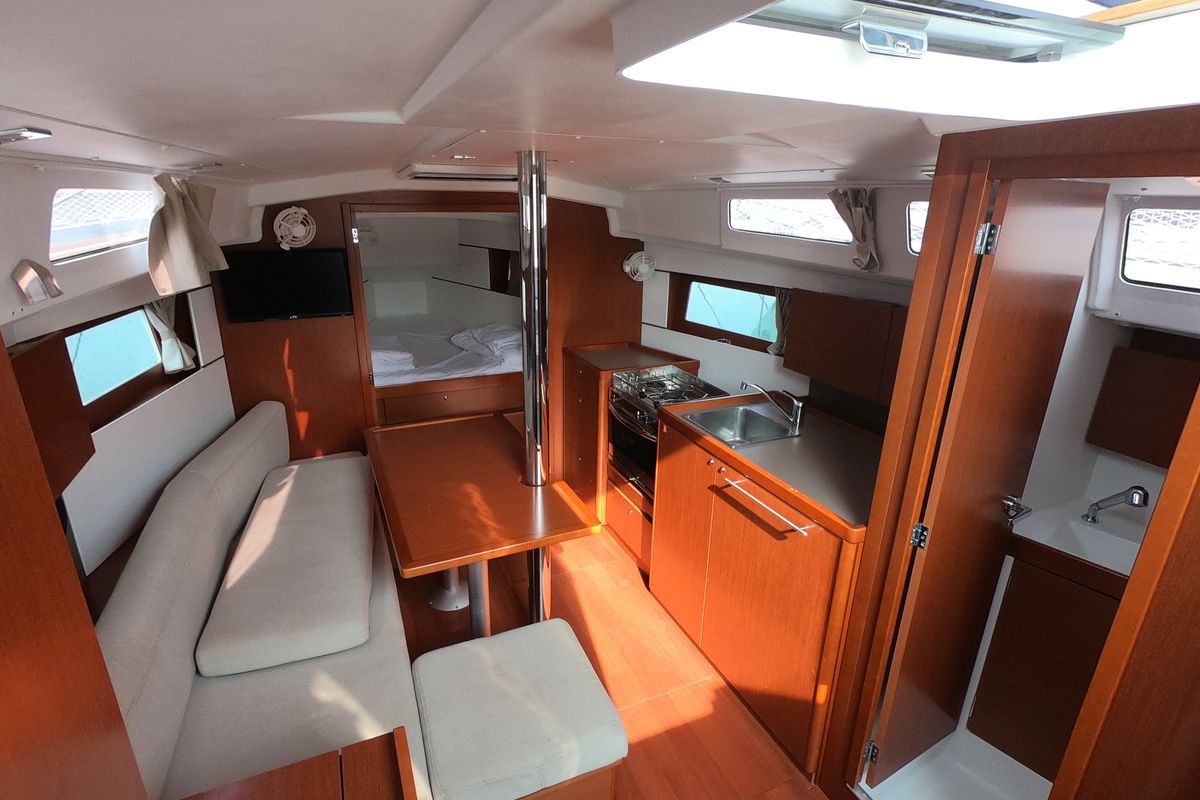 Salon of Abeona, a Beneteau Oceanis 35.1 sailboat at Općina Medulin, Croatia