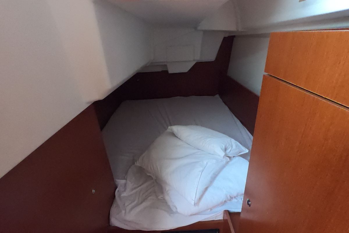 Cabin on Abeona, a Beneteau Oceanis 35.1 sailboat at Općina Medulin, Croatia