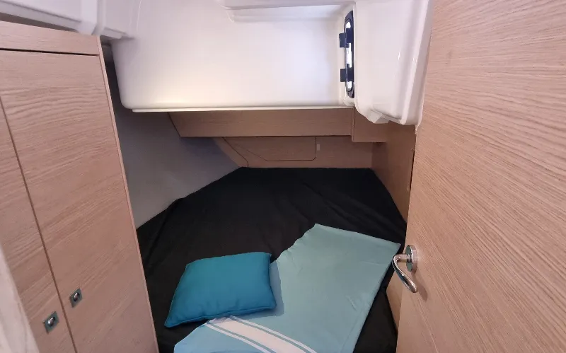 Cabin on Flavours of the sea, a Dufour 37 sailboat at Vallauris, France