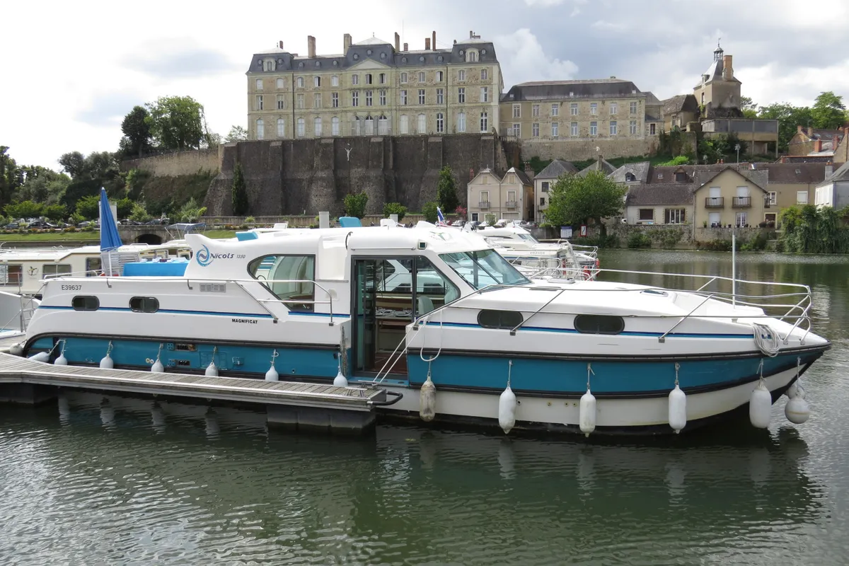 Exterior view of Vivat, a Nicols Confort 1350 motorboat at Grez-Neuville, France