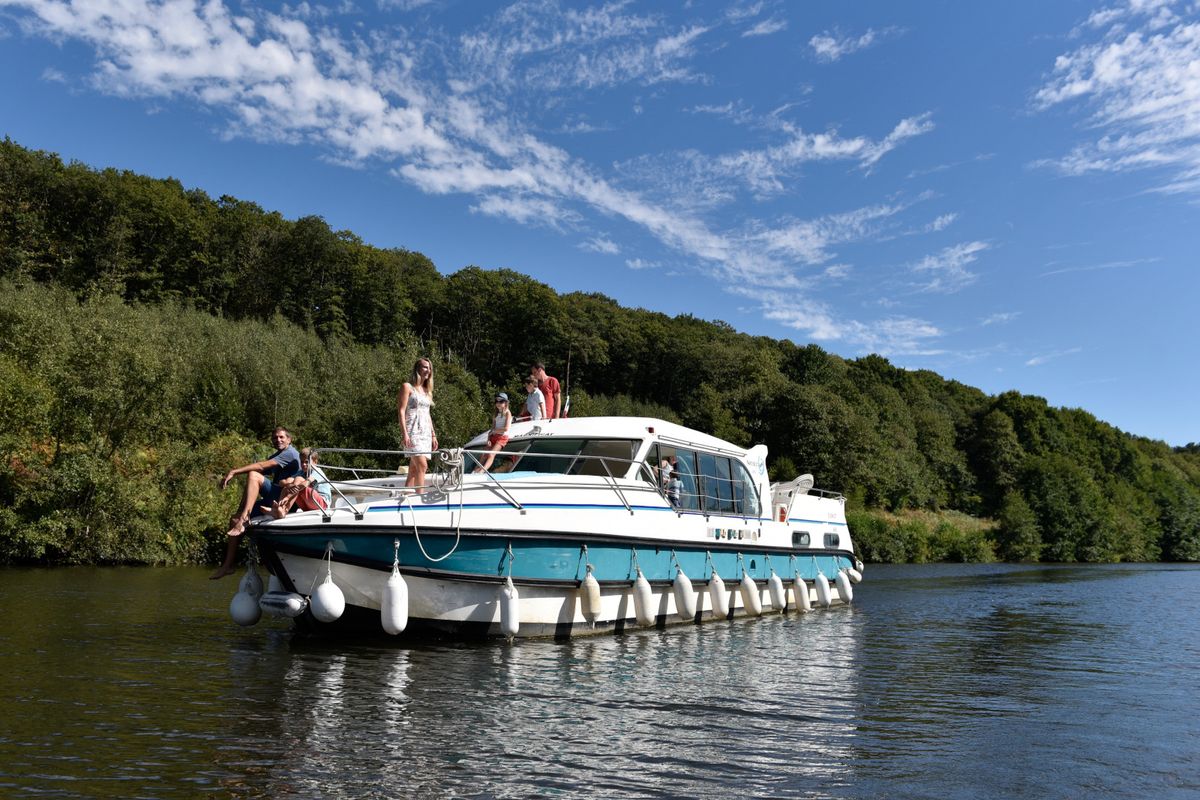 Exterior view of Vivat, a Nicols Confort 1350 motorboat at Grez-Neuville, France