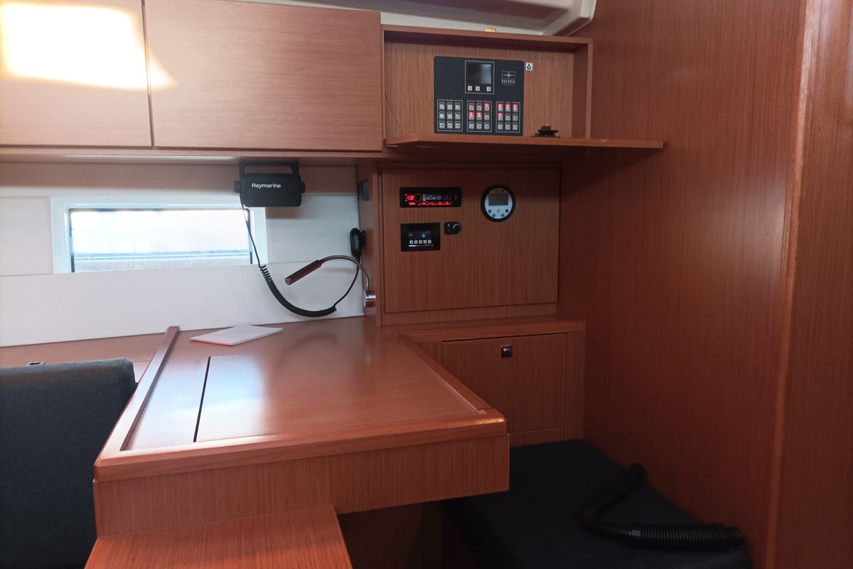 Salon of Roza Deflores 2, a Bavaria C50 sailboat at Split, Croatia